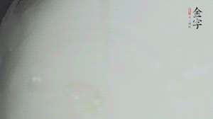 將浸泡了30分鐘的米放入電飯煲中，在水中加入半勺油。