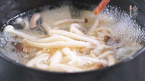 依次放火腿、豆腐，加水大火燒開，小火燉煮20分鐘，出鍋前撒上蔥花即可。