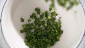 韭菜洗凈，切粒。