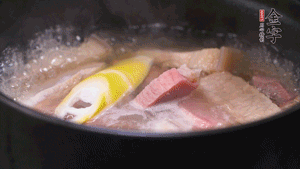 火肉、豬肉加料酒、清水大火煮開后，加入春筍小火慢燉40分鐘，出鍋前撒蔥花即可。