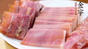 擺盤后鋪上老豆腐，淋點(diǎn)料酒，灑點(diǎn)白糖上鍋蒸20分鐘。