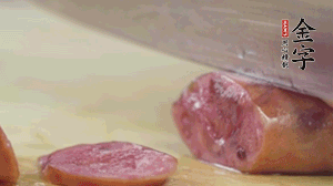 拿出香腸和臘肉，切成片后重新鋪入。