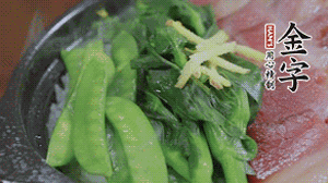 燜好的米飯開蓋，放入菜心、荷蘭豆，澆上調(diào)味汁拌勻。