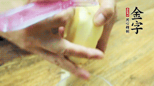 將食材洗凈，茄子、土豆切滾刀塊。
