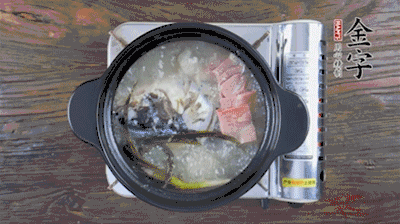 放豆腐、海鮮菇繼續(xù)中小火煮5分鐘。