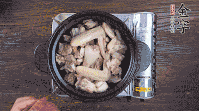 將雞肉塊、火腿、料酒、姜一同放入在燉鍋中，加冷水大火煮開后，小火燉煮40分鐘。
