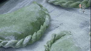 【制作】2.蒸架上墊浸濕的屜布，再放上清明果，大火蒸10~15分鐘，完成，出鍋啦！