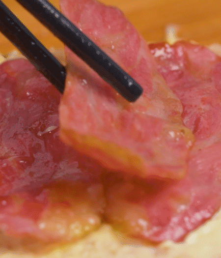 放上火腿、芝士片、生菜，再放一片土司。