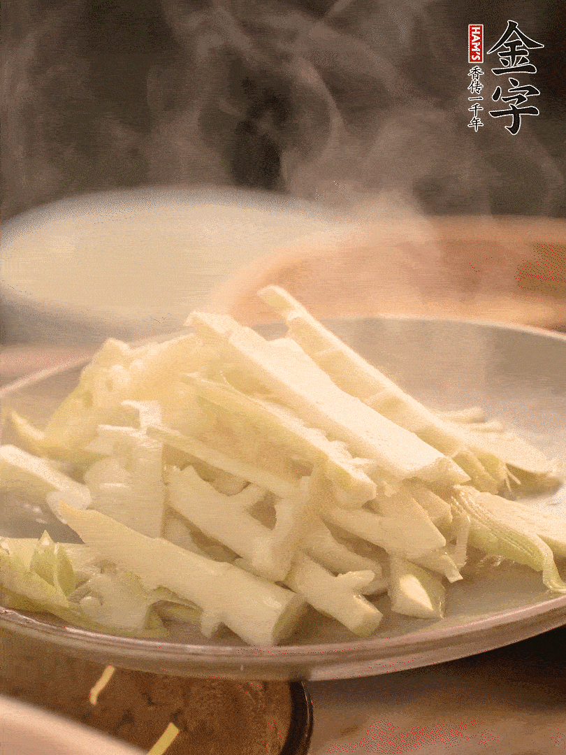 春筍切薄片，焯水去除澀味。