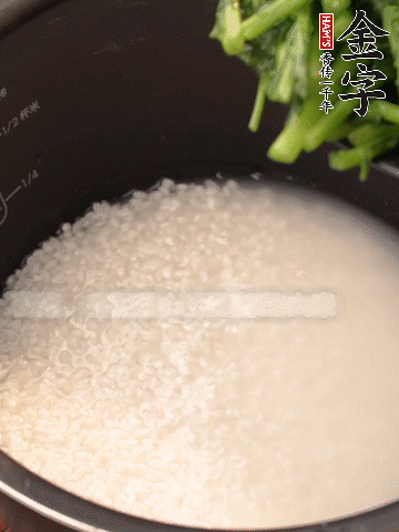 茼蒿、香腸放入浸泡好的大米，水沒過大米半指煮熟。