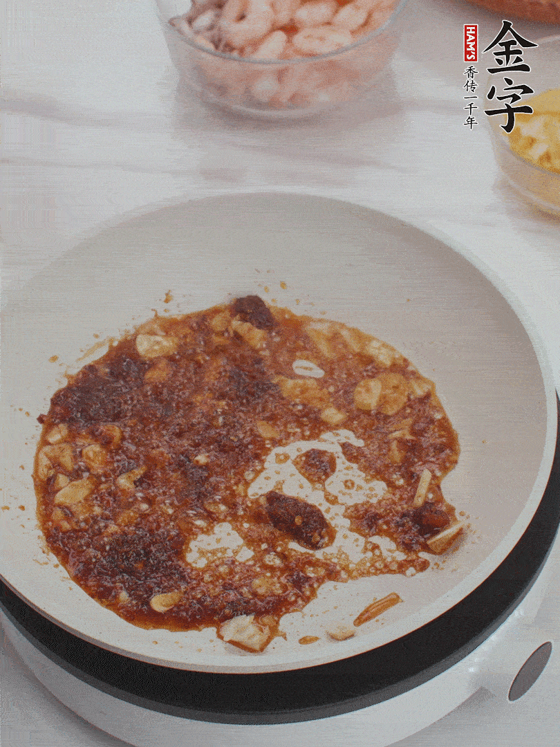 冷鍋熱油，1大勺金字火腿XO醬、蒜末炒香，倒粉絲一起炒。