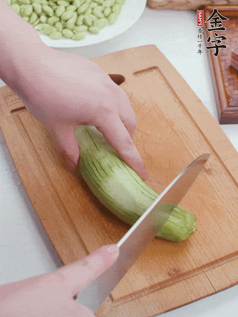 絲瓜去掉外皮，去掉兩端，切成滾刀塊。
