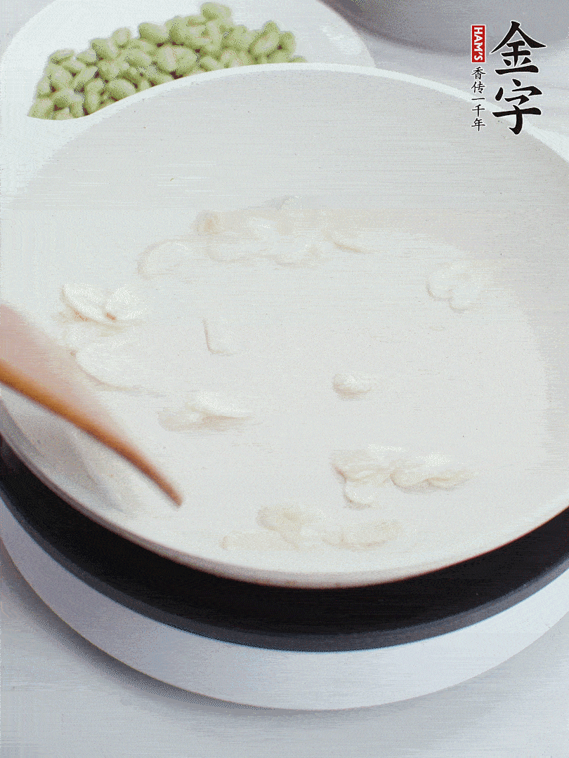 金字淡咸肉煮15分鐘，撈出切片。油5成熱時，蒜末、咸肉爆香。