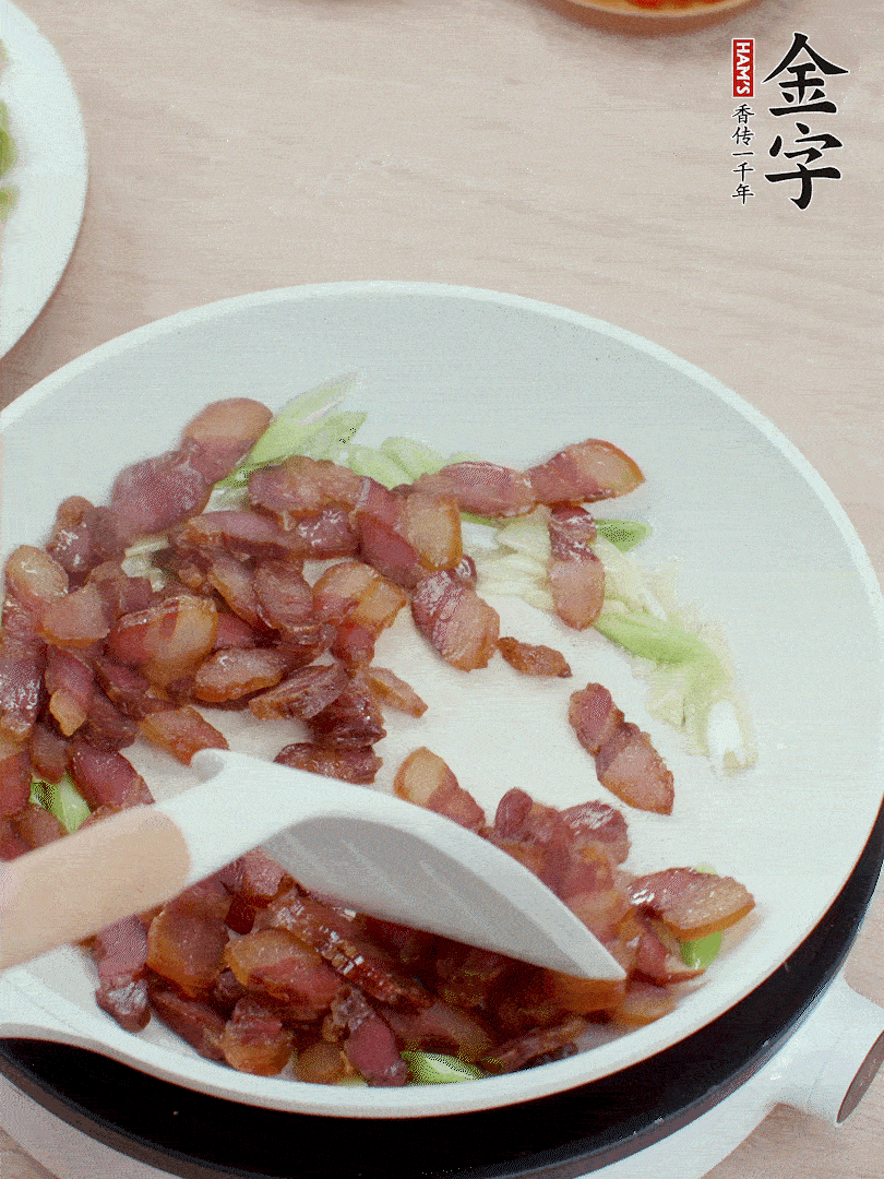 鍋中少許油，姜、蒜白爆香，下臘肉煸出油脂。