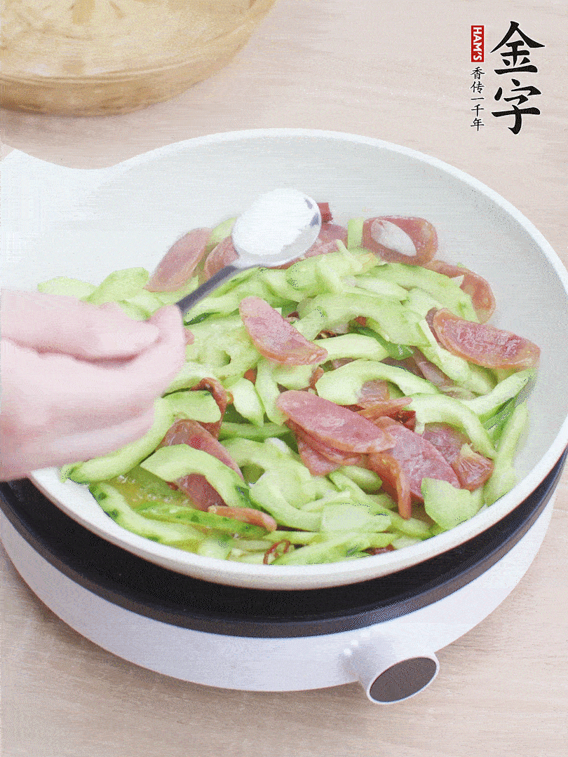 淋點開水，半勺白糖、1勺生抽調(diào)味。