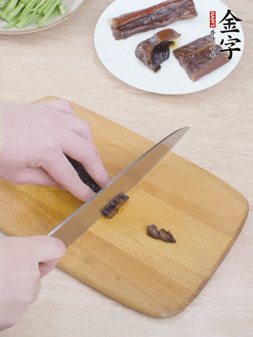 提前煮好的金字醬油肉切片。