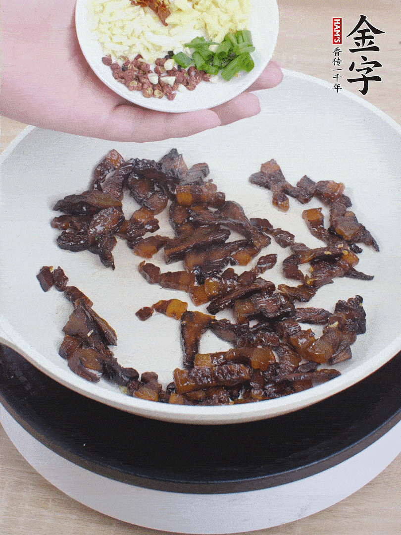 下蔥姜蒜、干辣椒、花椒粒炒香。