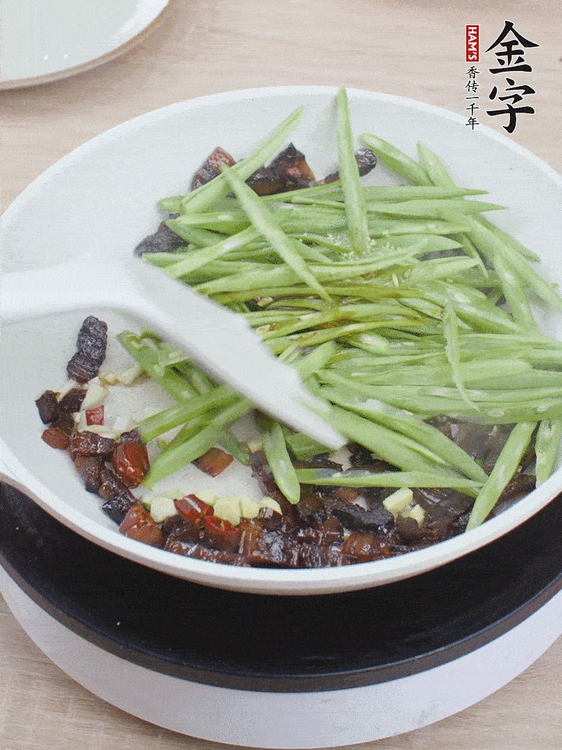 下豆角，生抽、雞精調(diào)味，炒到斷生。