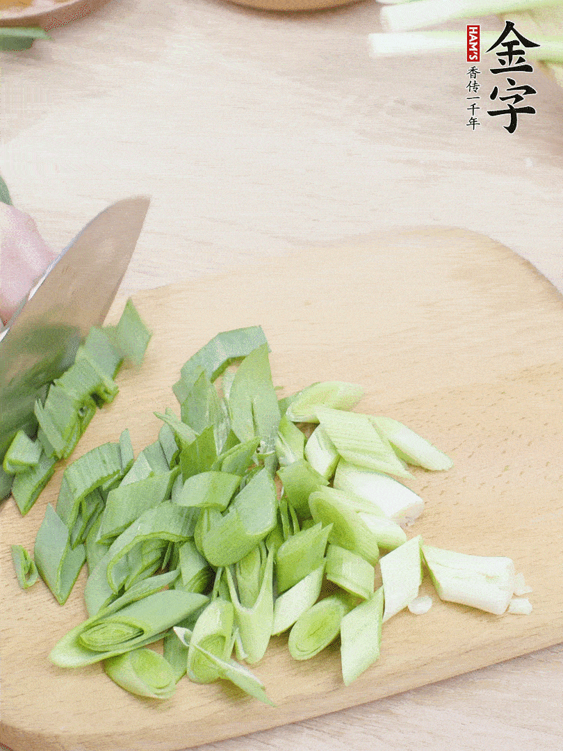 青蒜切段。（蒜白可以拍一下，再斜著切）
