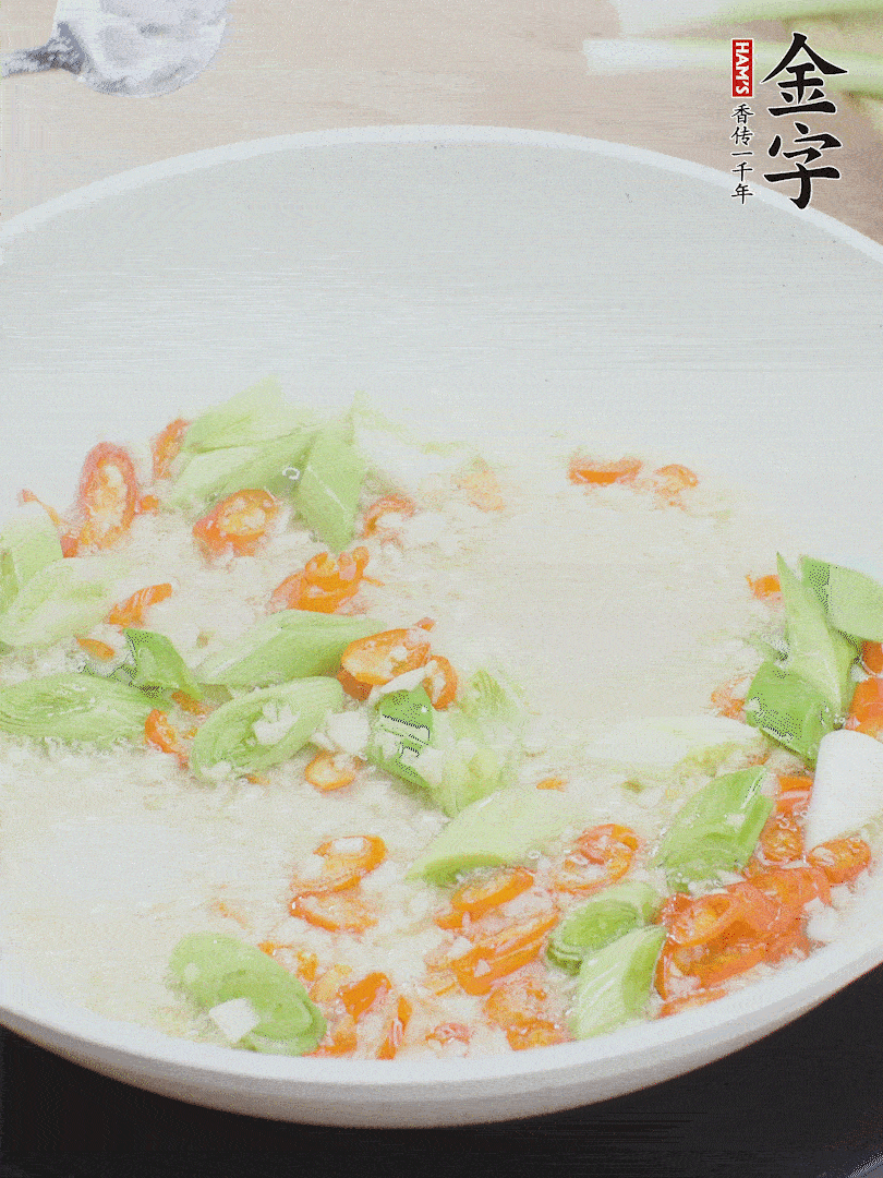 油5成熱時(shí)，下蒜末、辣椒、蒜白煸炒。