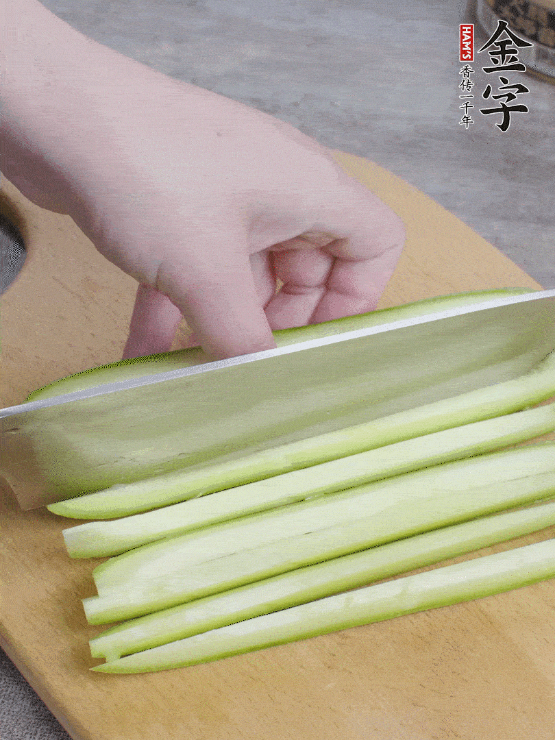 西葫蘆對(duì)半切，去瓤切條。