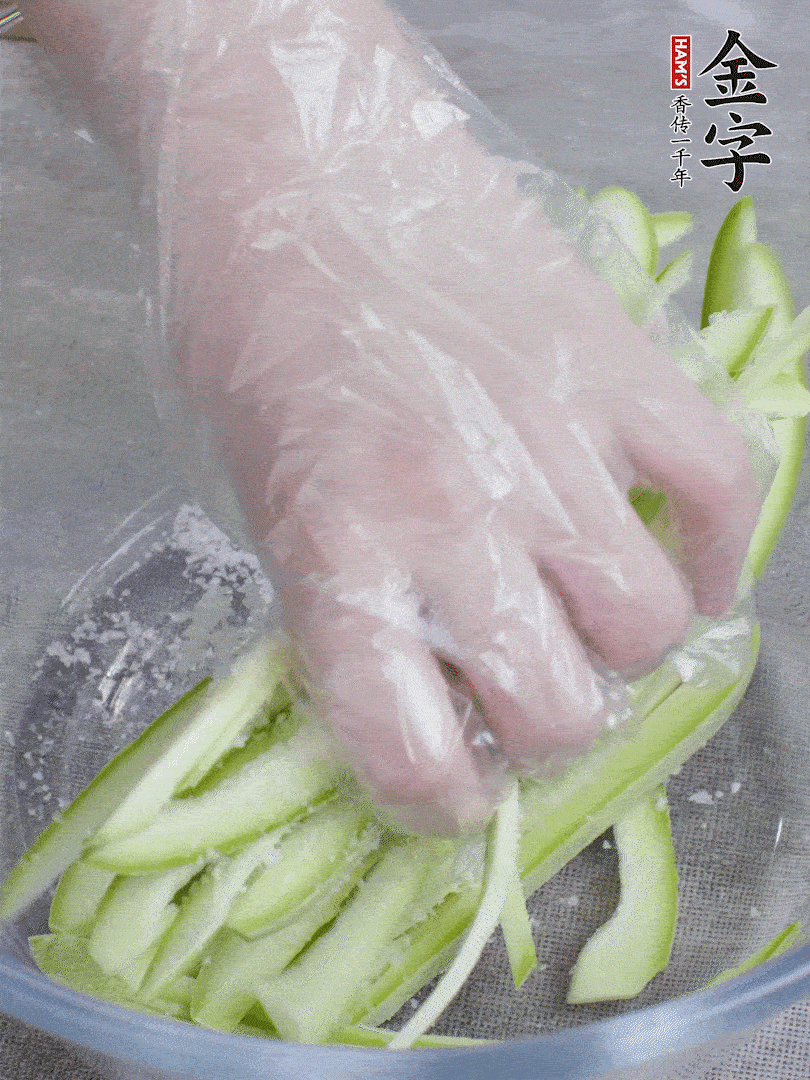 加鹽腌制15分鐘，清洗后擠干水份。
