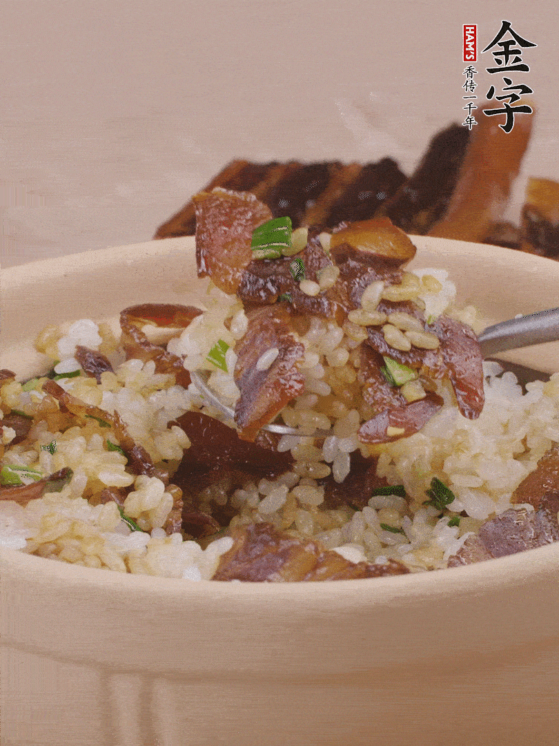 揭蓋后撒點(diǎn)蔥花裝飾，趁熱拌勻。