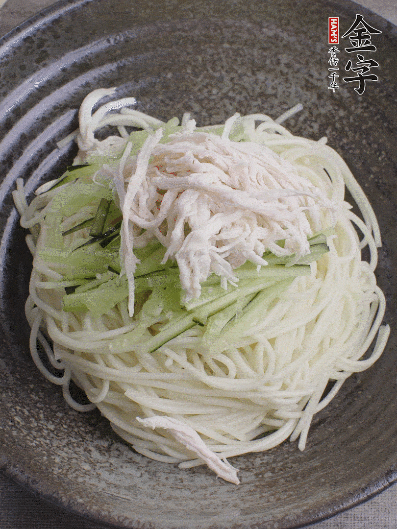 堿水面（熟）倒入大碗中，鋪上黃瓜絲、雞絲。