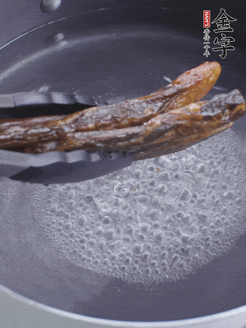 金字醬油肉水煮15分鐘，切薄片。