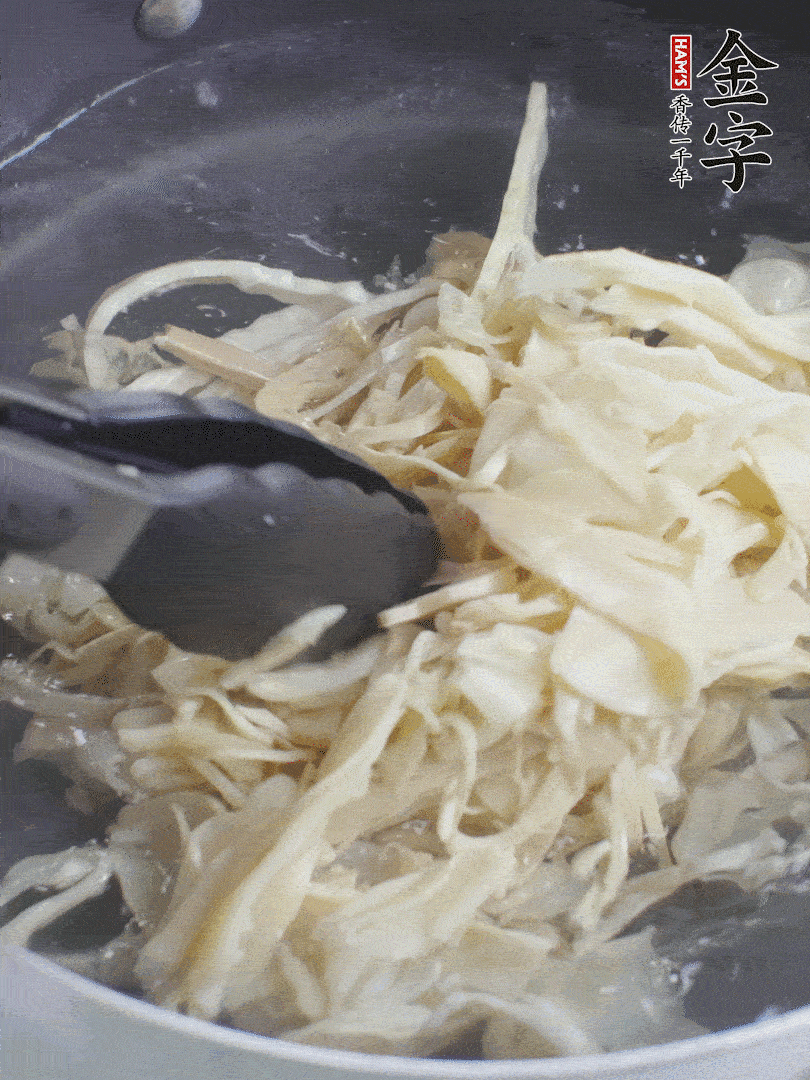 糯米筍焯水1分鐘，過涼水，擠干水份。