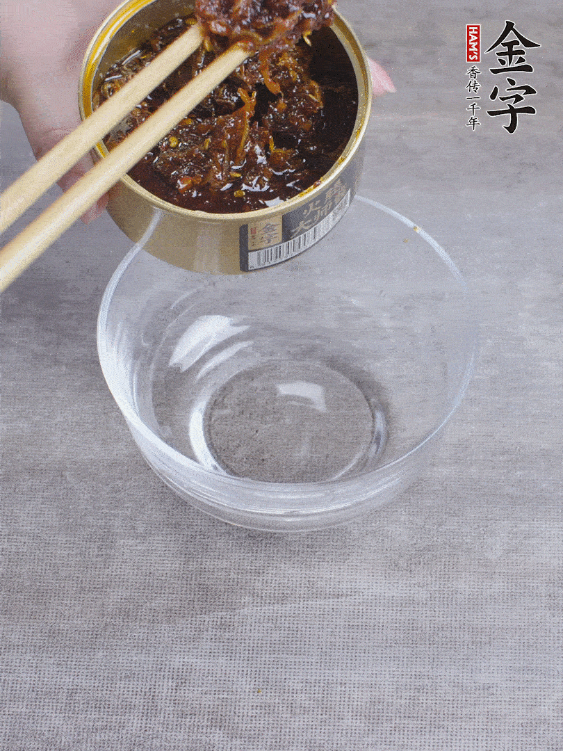 金字火腿大師醬2勺、醬油1勺、白砂糖1/2勺調(diào)勻。