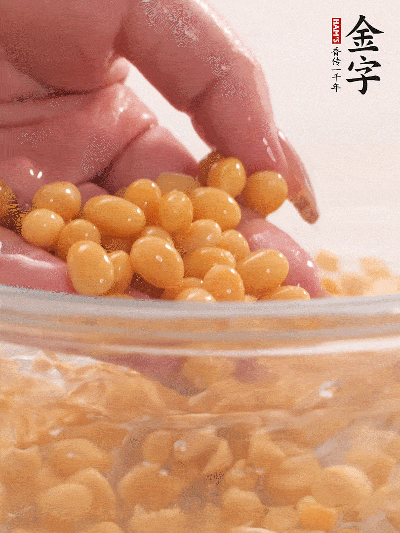 黃豆浸泡2小時(shí)，充分泡發(fā)，挑出干癟的不要。