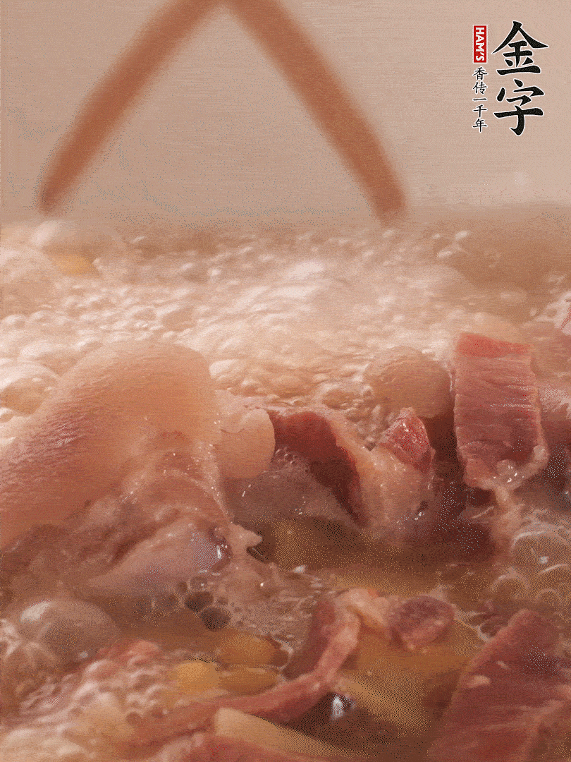 大火將水煮開(kāi)后，蓋上鍋蓋，轉(zhuǎn)小火慢燉1個(gè)半小時(shí)。