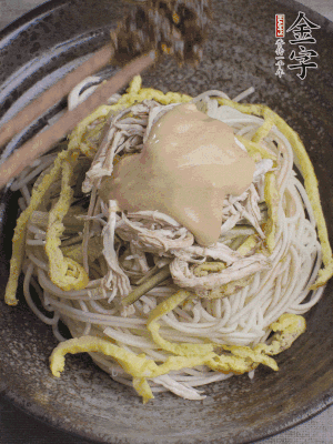 生抽1勺、醋1勺、芝麻醬1勺、金字火腿大師醬1勺。