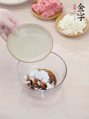 調(diào)料汁：金字火腿干貝醬2勺、剁椒1/2勺、生抽1/2勺、淀粉2勺、清水半碗。