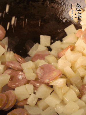 再放烤腸片煎熟。撒點(diǎn)鹽、孜然粉、辣椒面。
