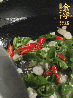 起鍋燒油，加辣椒、蒜片大火翻炒出香味。