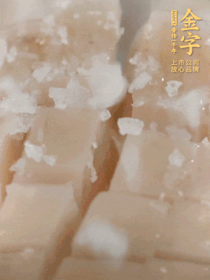 鮑魚中加點(diǎn)鹽、蠔油抓拌一下。
