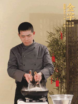 整只土雞冷水下鍋，加蔥姜、料酒焯水，撈出后用溫水清洗干凈。