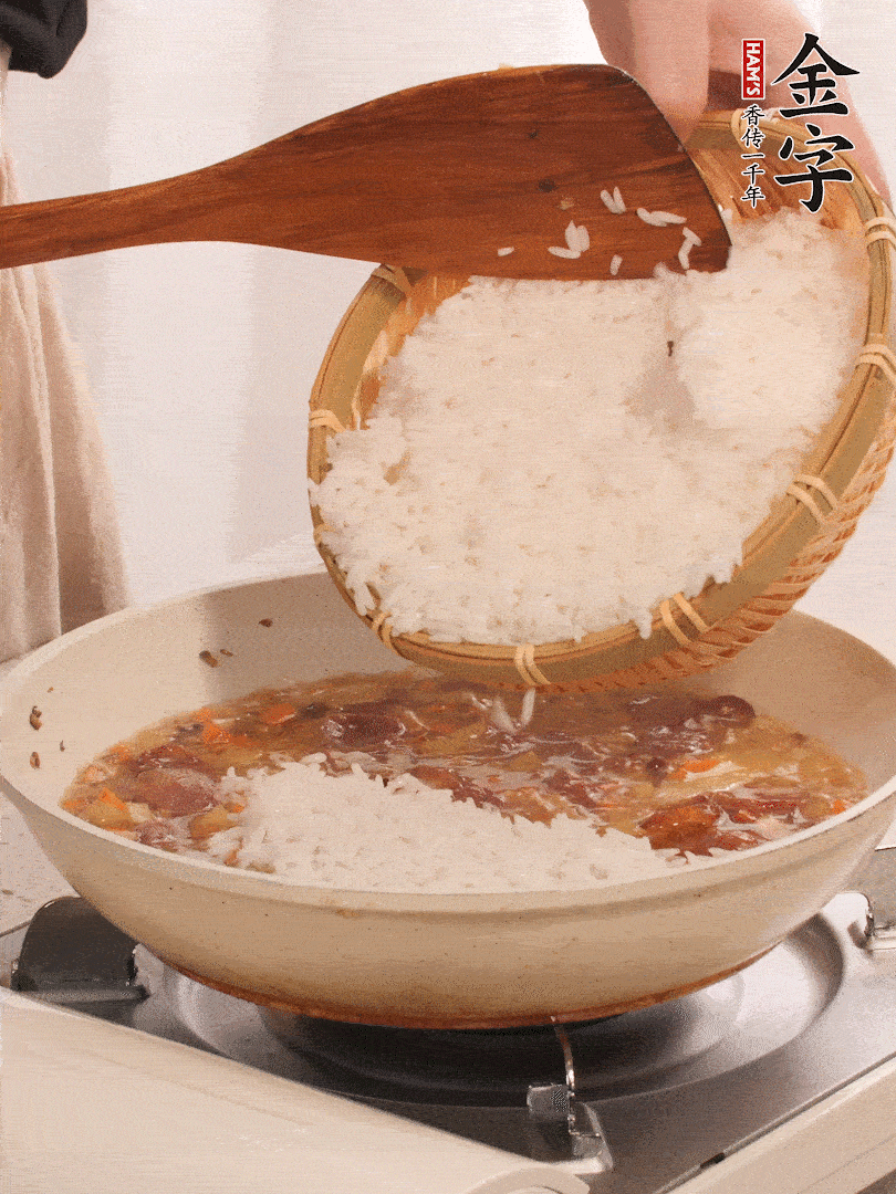 熱鍋燒油，香腸煸出油，加姜片去腥，加土豆、胡蘿卜、香菇翻炒到半熟，隨后加豆角、2小勺鹽、1大勺生抽，煸炒均勻。