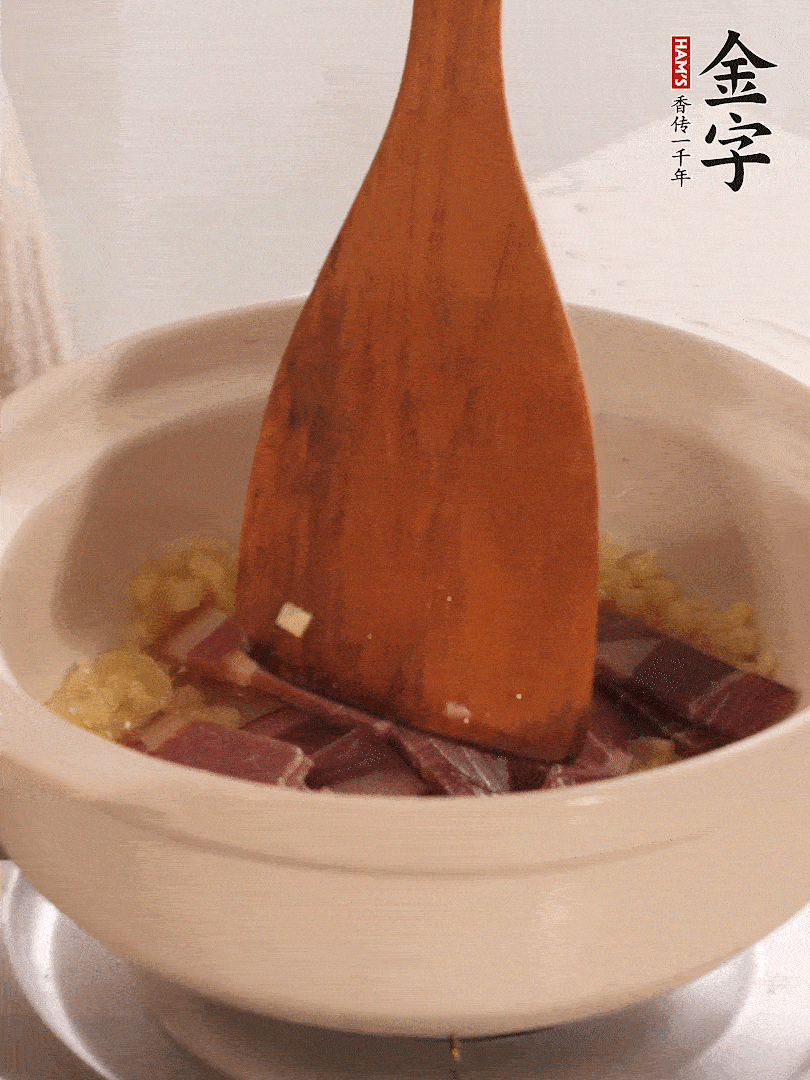加熱水，加入白菜蓋上蓋子煨煮3分鐘。