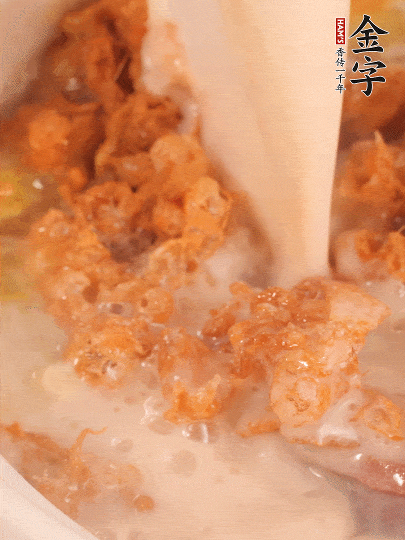 加入蛋酥再煨煮2分鐘，加入豆?jié){。