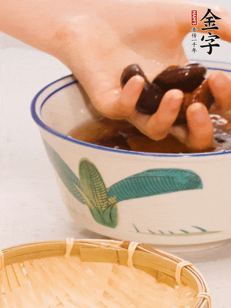 干香菇提前泡發(fā)切片，泡香菇水留著備用。