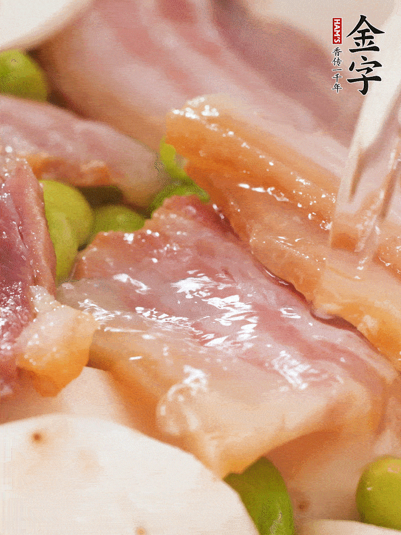 倒入芋艿、熟毛豆，翻炒均勻，加1小碗水煮開