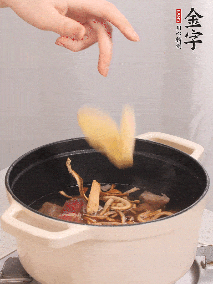 鍋中放牛腩、火腿，然后放入比食材多3倍的水；再放橘子皮、姜片、白胡椒粒燉煮90分鐘