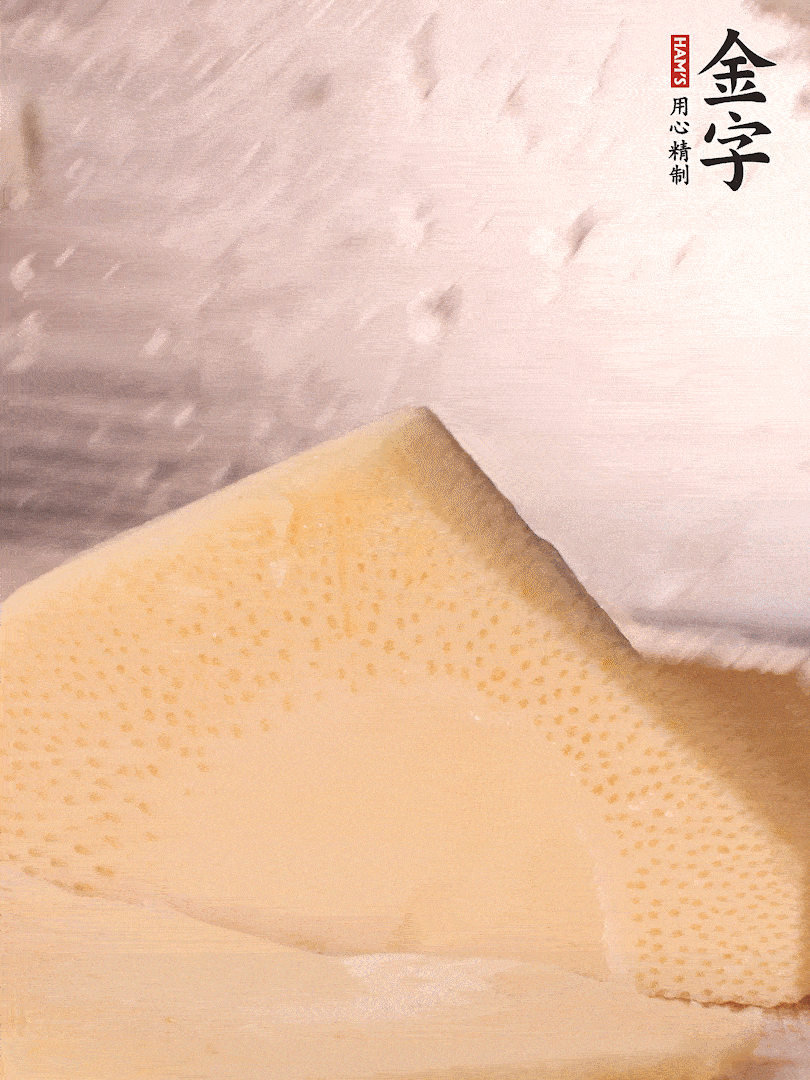 冬筍處理干凈，切滾刀塊，開水焯燙去除澀味