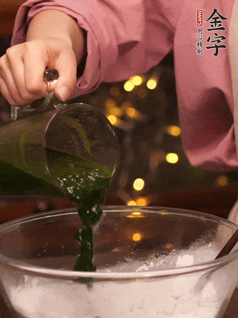 清明粿粉，分次加艾草泥，加點(diǎn)油揉2分鐘