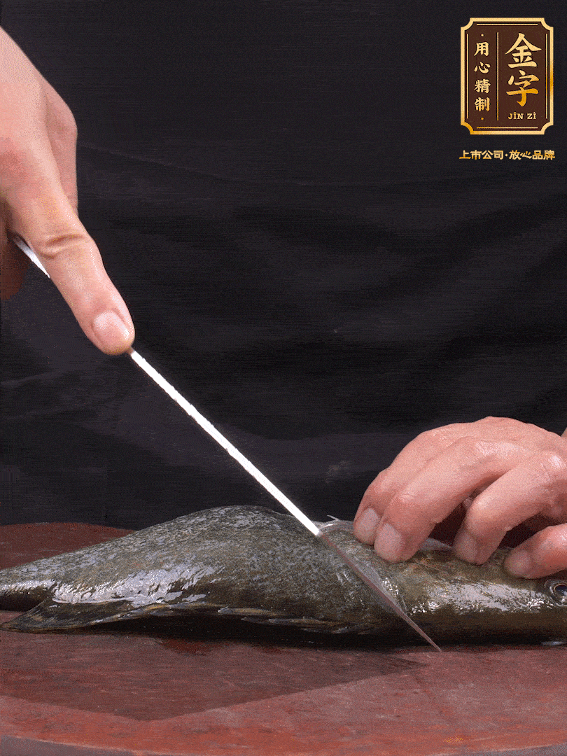 處理桂魚。收拾好的桂魚在兩側(cè)開花刀