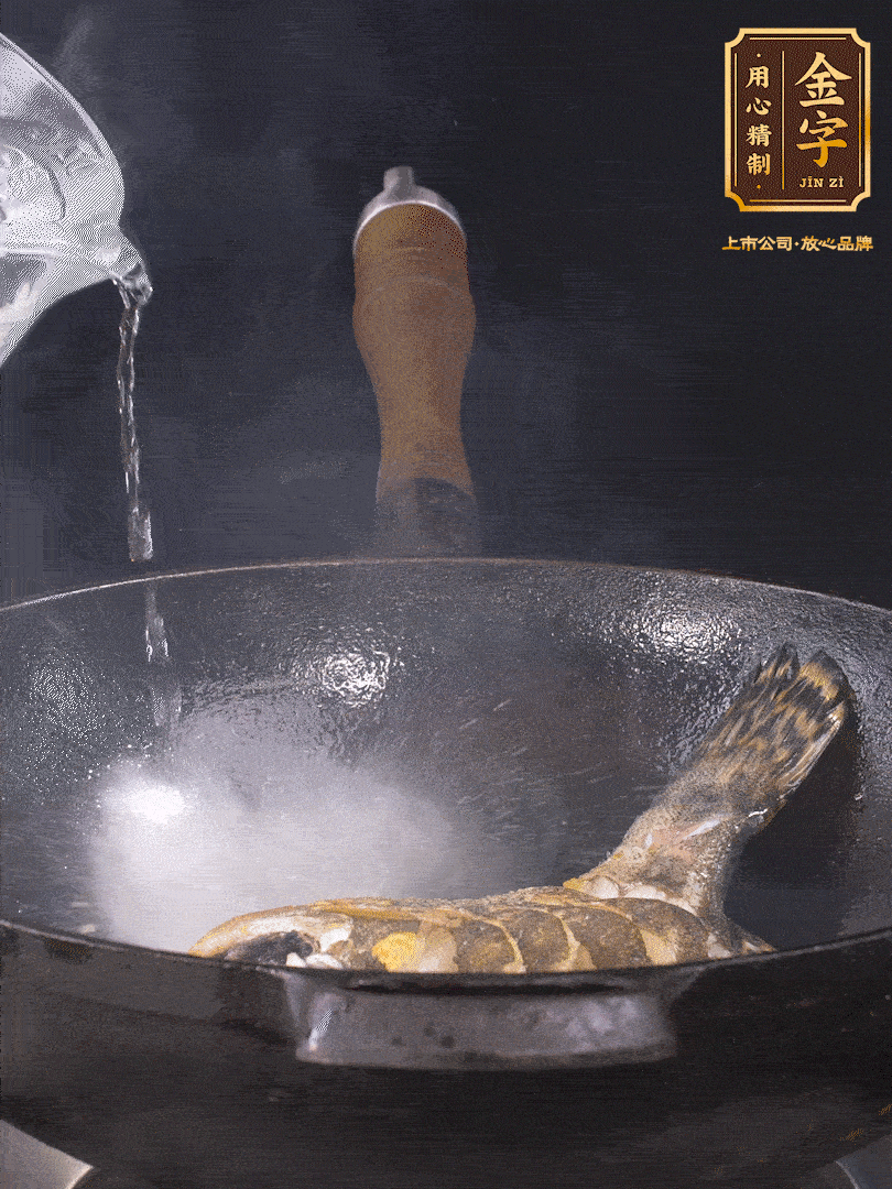 倒入適量食用油，待鍋燒熱后下桂魚煎大約2-3分鐘至兩面金黃（一定要煎透，這樣做出來的湯才會比較奶白色）