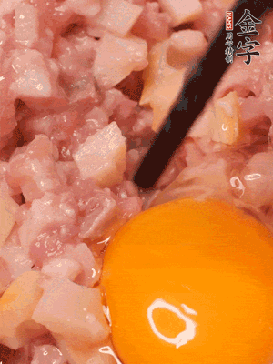 豬肉末、咸肉丁，分次加蔥姜水，一勺糖、一丟白胡椒，春筍丁，打入一個(gè)雞蛋